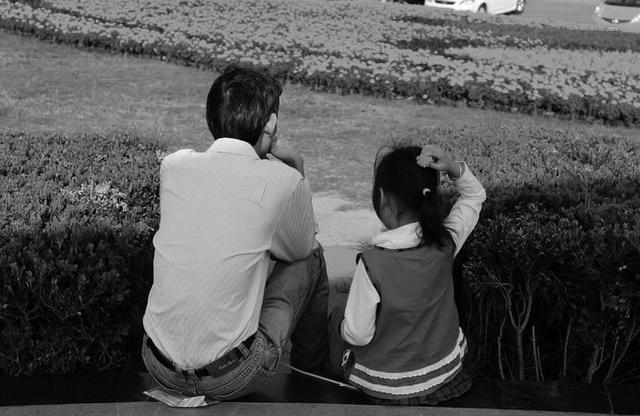 男子帶女兒給亡妻掃墓，路遇一陌生女子，4歲女兒衝上去大喊媽媽
