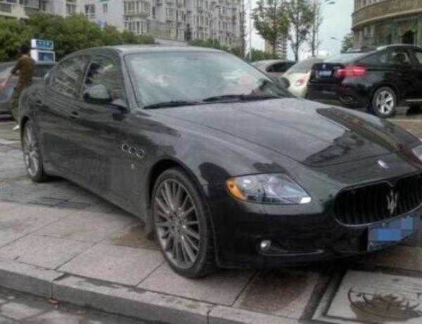 女兒去工地找爸爸，發現爸爸停路邊的豪車，悄悄跟蹤，她紅了眼眶