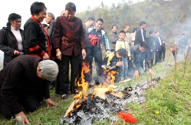 傻子每一年清明祭祖都會順手清理隔壁一個老墳，沒想到此舉卻讓他在多年後一夜暴富！ 