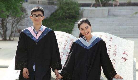 丈夫癱瘓，妻子為養家陪客戶出差，因感冒提前回來，推開門，蒙了