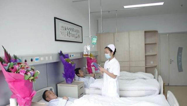 丈夫癱瘓，妻子為養家陪客戶出差，因感冒提前回來，推開門，蒙了