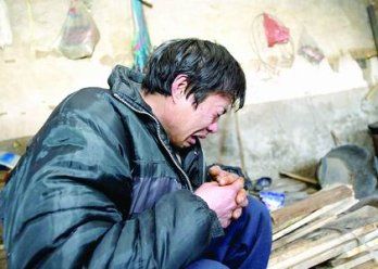 妻子上班意外流產，丈夫怒砸公司，三年後出獄回到家，他如遭雷擊