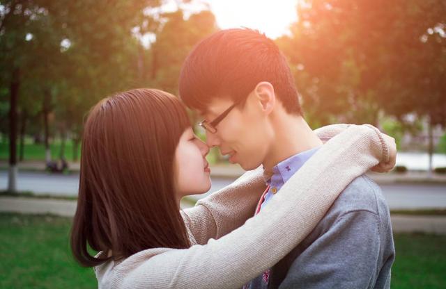 前妻再婚嫁給瘸子，他跑去婚禮上嘲笑，聽完新郎的話，他羞愧落淚