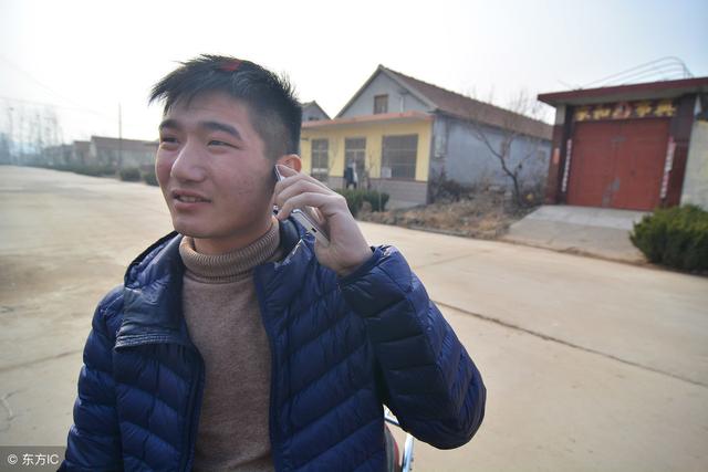 婚禮上來了位瘋婆子，她沖台上傻傻一笑，我怒扇男友耳光並報警