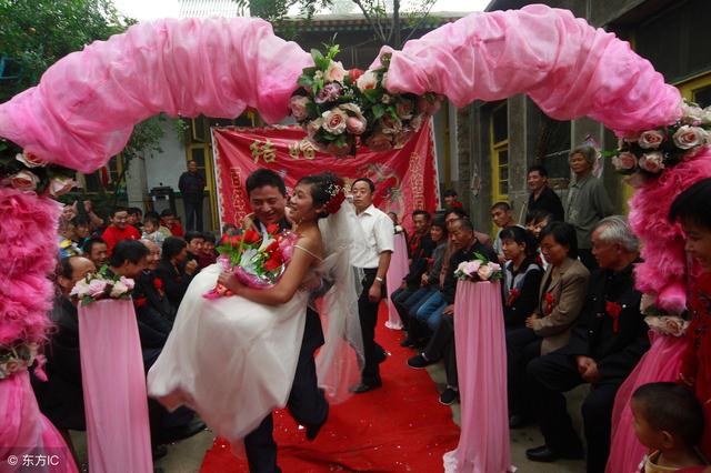婚禮上來了位瘋婆子，她沖台上傻傻一笑，我怒扇男友耳光並報警