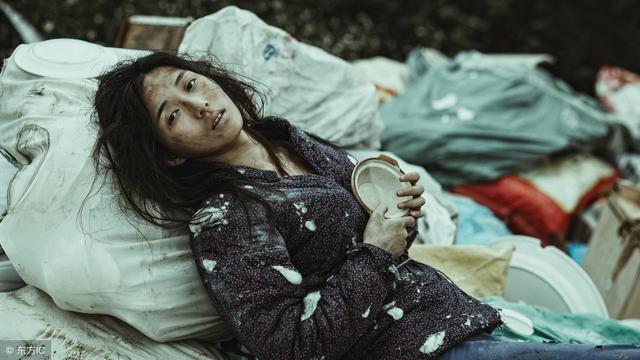 婚禮上來了位瘋婆子，她沖台上傻傻一笑，我怒扇男友耳光並報警