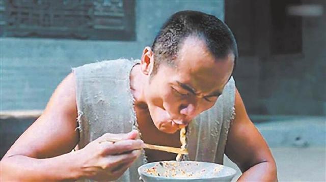 乞丐去飯店吃面，老闆卻把他攆走，一個月後乞丐再來，飯店關了門