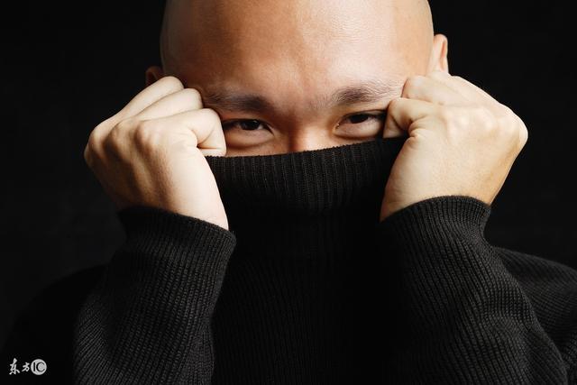 認識一個月閃婚做了上門女婿，新婚之夜開燈一看我傻了