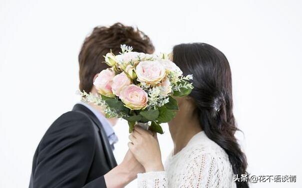 小姑子結婚，女子送了五千，吃飯時兒子說一話，她想離婚了