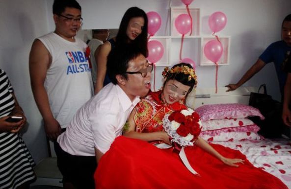 新婚妻子來例假，丈夫買來10捲紙巾，婆婆好奇，推開門含淚報警