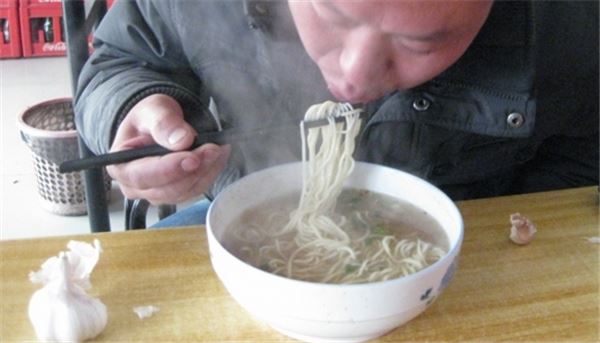 失智老人在她的麵攤吃別人吃剩的麵，她不但沒有趕走他，還給他一碗新的麵，沒想到卻因此改變自己的一生…