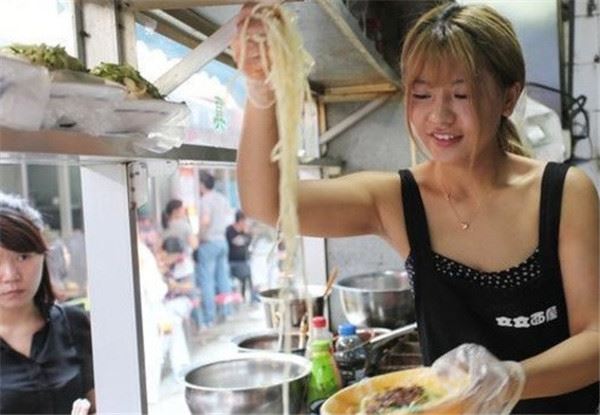 失智老人在她的麵攤吃別人吃剩的麵，她不但沒有趕走他，還給他一碗新的麵，沒想到卻因此改變自己的一生…