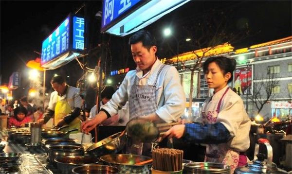 失智老人在她的麵攤吃別人吃剩的麵，她不但沒有趕走他，還給他一碗新的麵，沒想到卻因此改變自己的一生…