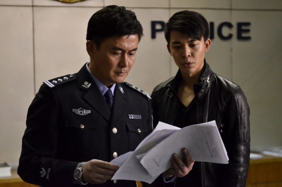 婦人寧願「被搶匪折斷手指」死也不放手上的袋子！警察一打開塑膠袋才發現…哭到被眼淚嗆到！