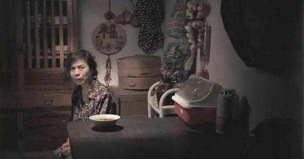 她長時間身體不適，一直依賴女兒照顧...某天走進廚房，竟然發現女兒在飯碗裡放了...竟只因為她「這句話」！