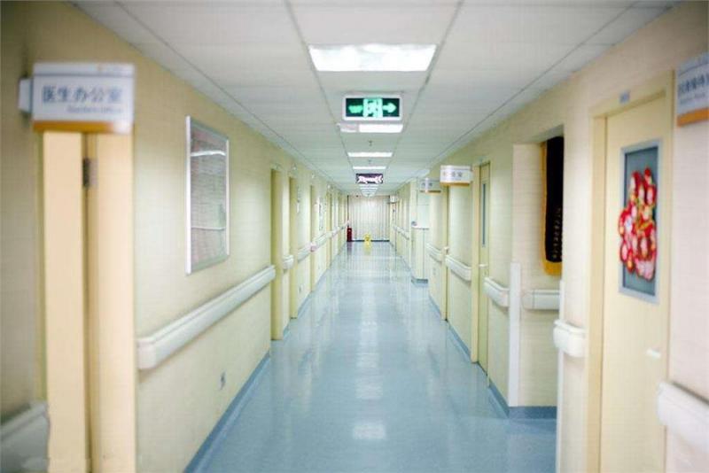 23歲產婦順產男寶後，家屬集體失蹤，護士掀開產婦被子後瞬間嚇傻！ 