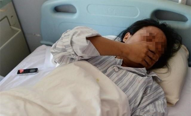 23歲產婦順產男寶後，家屬集體失蹤，護士掀開產婦被子後瞬間嚇傻！ 
