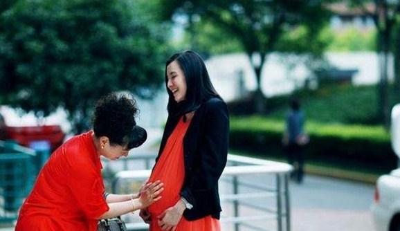 生了龍鳳胎，婆婆從不讓我給兒子換尿布，偷偷解開兒子尿布我哭了