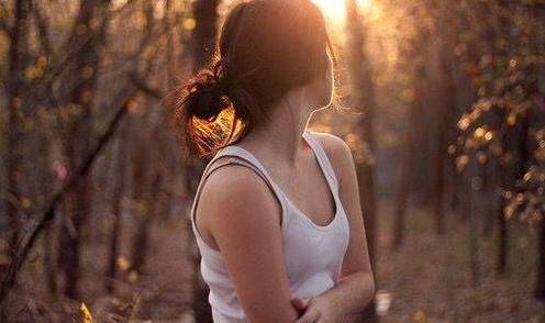 我帶女友見我媽，她在餐桌上做個動作，我媽立馬掏80萬催我結婚！！