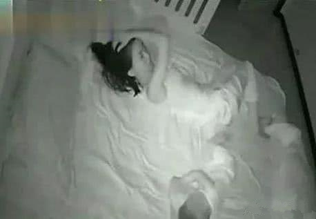 丈夫經常出差，每次回來妻子都無精打采，偷安監控，看到夜晚的妻子丈夫雙唇顫抖難以淡定！ 
