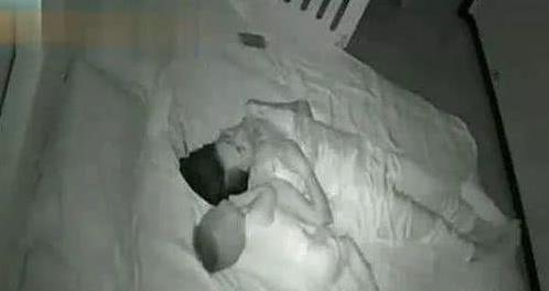 丈夫經常出差，每次回來妻子都無精打采，偷安監控，看到夜晚的妻子丈夫雙唇顫抖難以淡定！ 