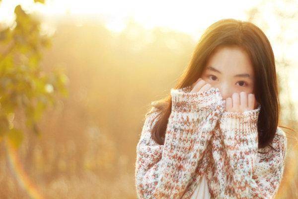 同父異母弟弟結婚我給6萬，我兒子滿月酒他送衣服，回家打開我忍不住哭了