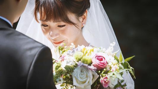繼父女兒結婚，我給一萬紅包，半夜聽到對話，我再給5萬