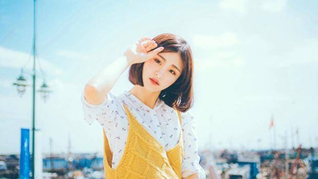 女孩關照賣菜阿嬤的生意，每次都多給零錢，直到阿嬤坐上豪車，女孩笑了！