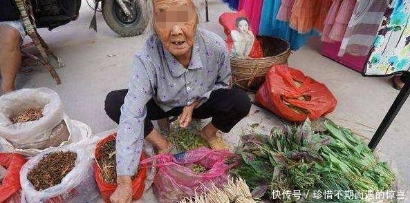 女孩關照賣菜阿嬤的生意，每次都多給零錢，直到阿嬤坐上豪車，女孩笑了！