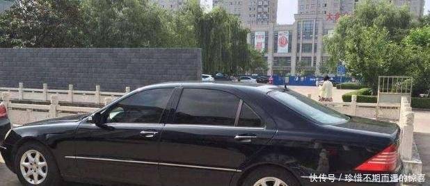 女孩關照賣菜阿嬤的生意，每次都多給零錢，直到阿嬤坐上豪車，女孩笑了！