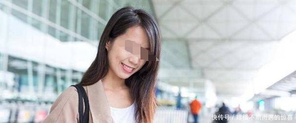 女孩關照賣菜阿嬤的生意，每次都多給零錢，直到阿嬤坐上豪車，女孩笑了！