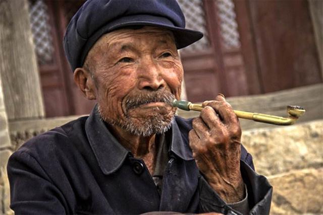 老漢救了白狼一命，他下葬當日，白狼咬死他3個兒子！ 