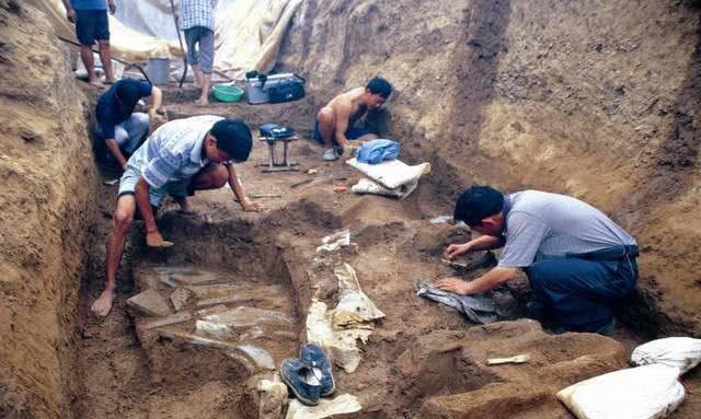 工人炸出一座古墓，出土疑似「血棺」，專家見後大呼危險，快撤！