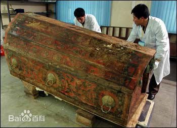 工人炸出一座古墓，出土疑似「血棺」，專家見後大呼危險，快撤！