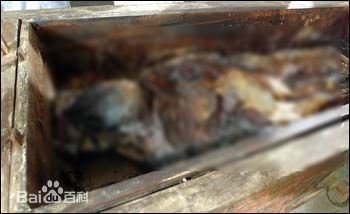 工人炸出一座古墓，出土疑似「血棺」，專家見後大呼危險，快撤！