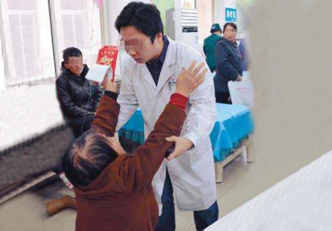 女子難產，婆婆跪求保大人！孩子出生後，兒媳報警抓她