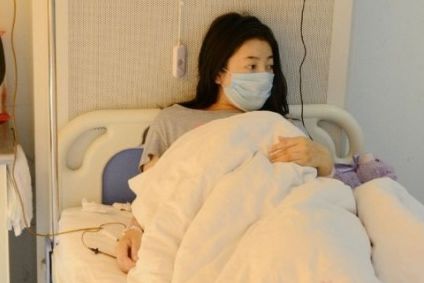 女子難產，婆婆跪求保大人！孩子出生後，兒媳報警抓她