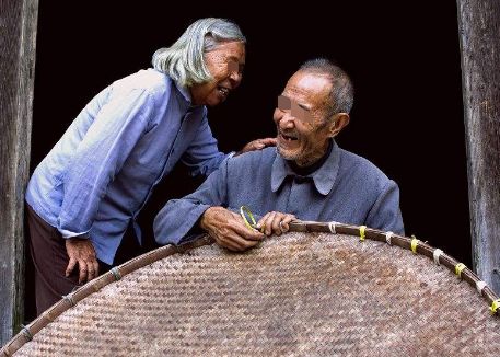 父親進城給兒子送粽子，兒子給5百路費父親說早給過了，兒子蒙了