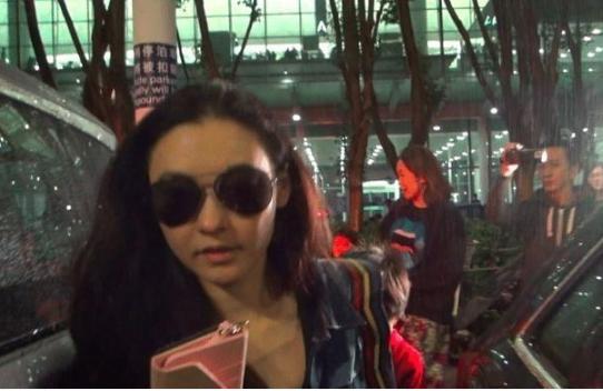 張柏芝深夜素顏回香港，沒空理記者，匆忙回家只為家中的他！