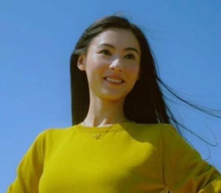 張柏芝深夜素顏回香港，沒空理記者，匆忙回家只為家中的他！