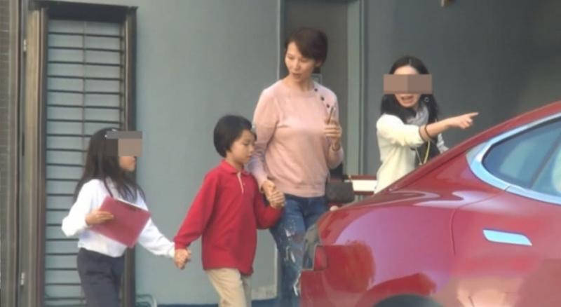 蔡少芬參加女兒學校親子活動，穿大媽裝素顏出鏡的她真的很接地氣