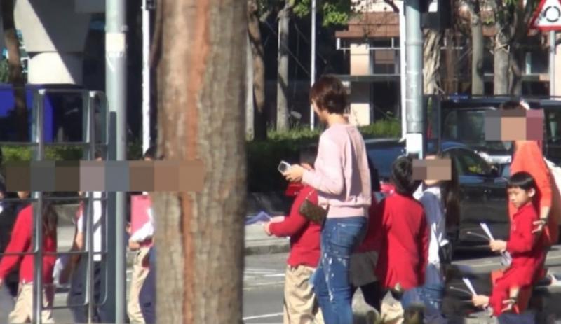 蔡少芬參加女兒學校親子活動，穿大媽裝素顏出鏡的她真的很接地氣
