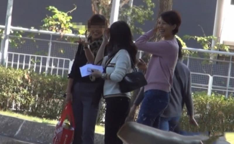 蔡少芬參加女兒學校親子活動，穿大媽裝素顏出鏡的她真的很接地氣
