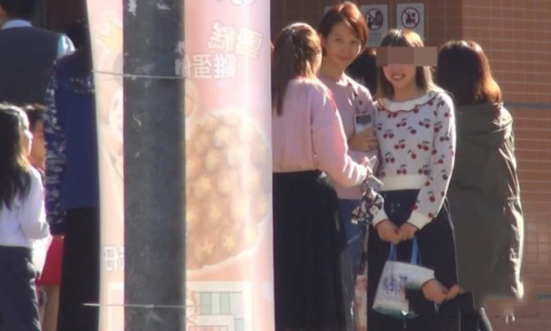 蔡少芬參加女兒學校親子活動，穿大媽裝素顏出鏡的她真的很接地氣