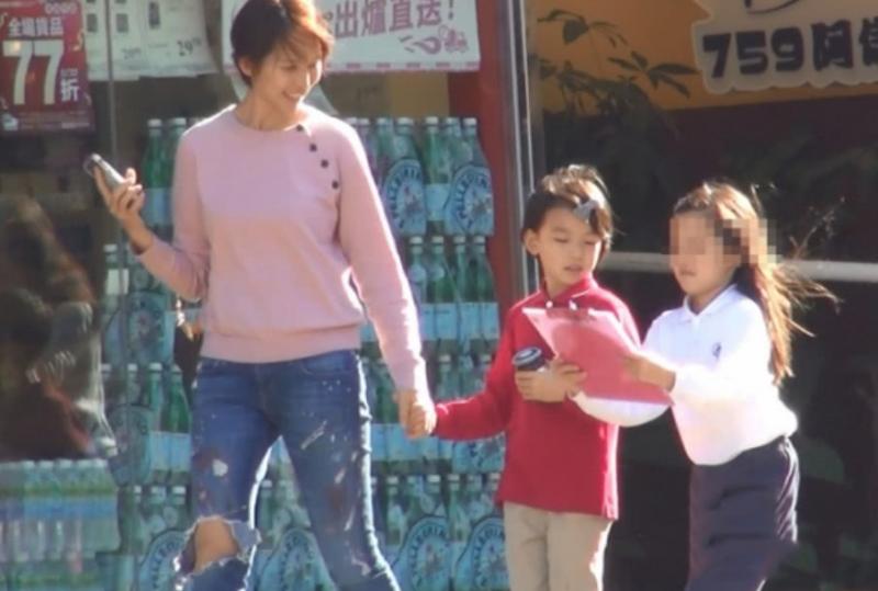 蔡少芬參加女兒學校親子活動，穿大媽裝素顏出鏡的她真的很接地氣