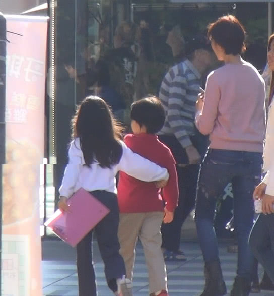 蔡少芬參加女兒學校親子活動，穿大媽裝素顏出鏡的她真的很接地氣