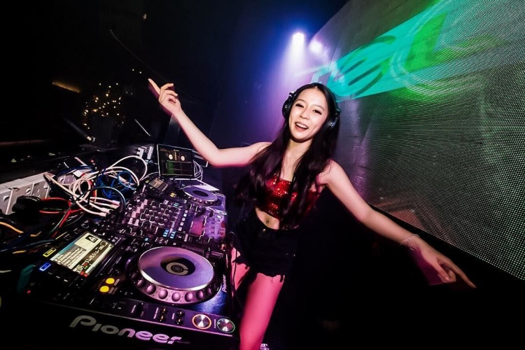 【擁有超甜酒窩の女神級DJ】大馬性感DJ-Joleen私下也美到冒泡!網民大呼:DJ SODA要靠邊站!