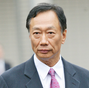 曾馨瑩談郭台銘坦承「不要那麼累」都說不了！心疼嘆：他不能選擇他的人生！