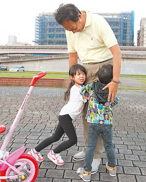 曾馨瑩談郭台銘坦承「不要那麼累」都說不了！心疼嘆：他不能選擇他的人生！