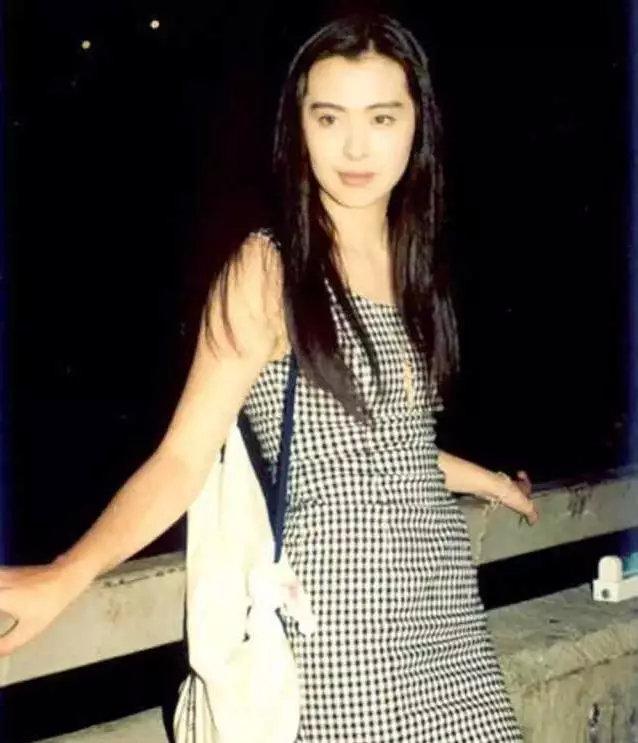 30年前女神王祖賢的穿搭，現在依舊流行，連楊冪也無法超越 